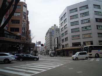 金沢片町交差点（スクランブル交差点）左「セキビル」　右「ＡＰＡ片町第３ビル」